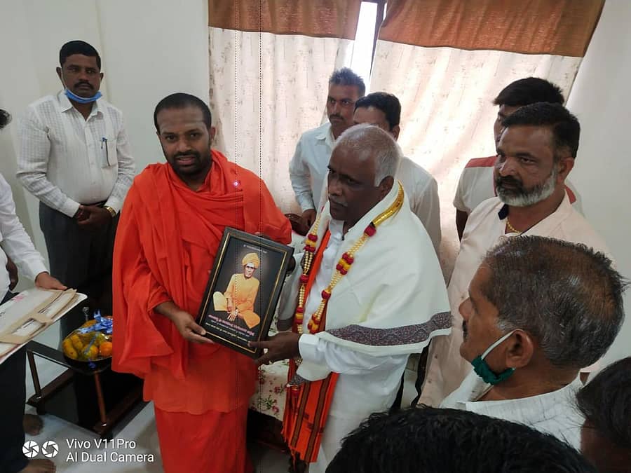 ಅಥಣಿಯಲ್ಲಿ ಬುಧವಾರ ರಾಜ್ಯಸಭಾ ಸದಸ್ಯ ಈರಣ್ಣ ಕಡಾಡಿ ಅವರು ಗಚ್ಚಿನಮಠದ ಶಿವಬಸವ ಸ್ವಾಮೀಜಿ ಆಶೀರ್ವಾದ ಪಡೆದರು