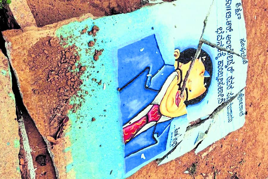 ಶ್ರೀನಿವಾಸಪುರದ ಹೊರ ವಲಯದ ನಿವೇಶನದಲ್ಲಿ ಮುರಿದಿರುವ ಅಂಬೇಡ್ಕರ್ ಭಾವ ಚಿತ್ರವುಳ್ಳ ಕಲ್ಲು