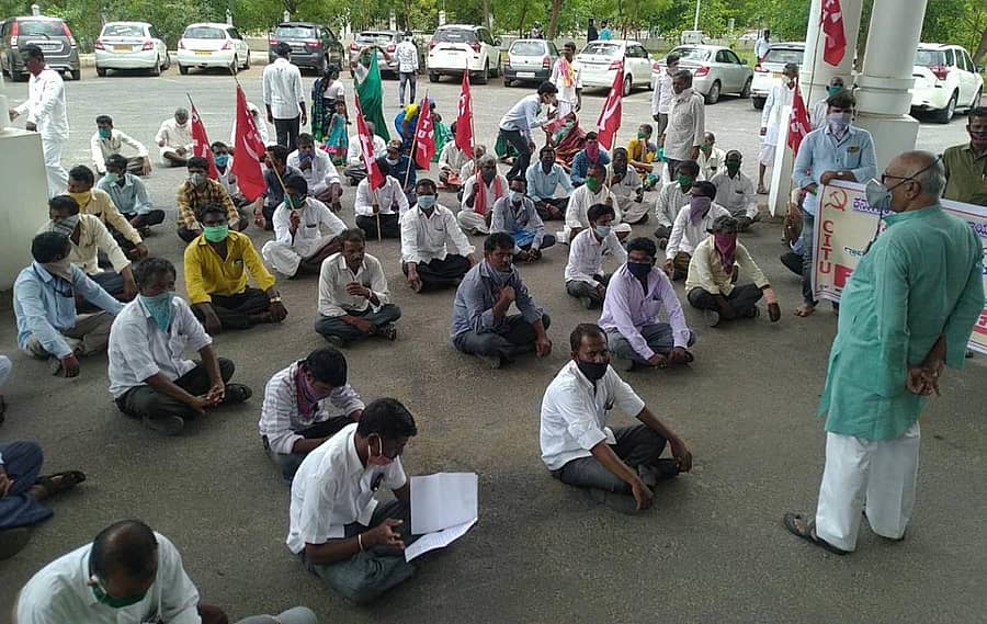 ಜಿಲ್ಲಾಧಿಕಾರಿ ಕಚೇರಿ ಎದುರು ಕರ್ನಾಟಕ ರಾಜ್ಯ ಗ್ರಾಮ ಪಂಚಾಯತ್ ನೌಕರರ ಸಂಘದ ಪದಾಧಿಕಾರಿಗಳು ಬುಧವಾರ ಪ್ರತಿಭಟನೆ ನಡೆಸಿದರು