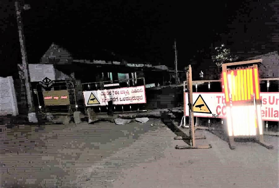 ದೊಡ್ಡಸಾದೇನಹಳ್ಳಿ ಗ್ರಾಮದ ಬೀದಿಯನ್ನು ಸೀಲ್‌ಡೌನ್‌ ಮಾಡಿರುವುದು