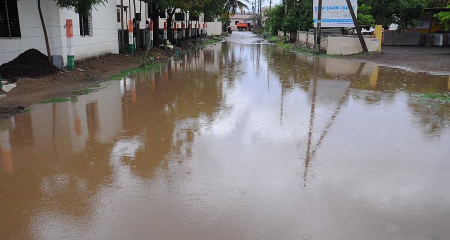 ವಿಜಯಪುರದಲ್ಲಿ ಬುಧವಾರ ಸುರಿದ ಮಳೆಯಿಂದ ರಸ್ತೆ ಮೇಲೆ ನಿಂತಿರುವ ನೀರು –ಪ್ರಜಾವಾಣಿ ಚಿತ್ರ