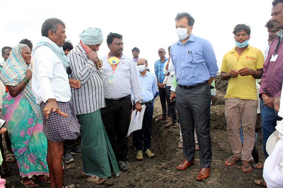 ಕೊಪ್ಪಳ ತಾಲ್ಲೂಕಿನ ಕವಲೂರು ಗ್ರಾಮ ಪಂಚಾಯಿತಿ ವ್ಯಾಪ್ತಿಯಲ್ಲಿ ಖಾತ್ರಿ ಯೋಜನೆ ಅಡಿಯಲ್ಲಿ ನಡೆಯುತ್ತಿರುವ ಕಾಮಗಾರಿಗಳ ಸ್ಥಳಕ್ಕೆ ಗ್ರಾಮೀಣಾಭಿವೃದ್ಧಿ ಮತ್ತು ಪಂಚಾಯತ್ ರಾಜ್ ಇಲಾಖೆ ಆಯುಕ್ತ ಅನಿರುದ್ಧ್‌ ಶ್ರವಣ್ ಭೇಟಿ ನೀಡಿ, ಕಾರ್ಮಿಕರ ಸಮಸ್ಯೆ ಆಲಿಸಿದರು
