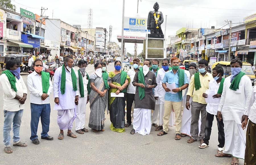 ಯಾದಗಿರಿಯಲ್ಲಿ ಕರ್ನಾಟಕ ರಾಜ್ಯ ರೈತ ಸಂಘದ ಜಿಲ್ಲಾ ಘಟಕದ ಪದಾಧಿಕಾರಿಗಳು ಪ್ರತಿಭಟನೆ ನಡೆಸಿದರು
