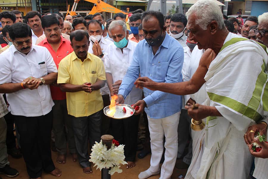 ಮಾಗಡಿ ಅಗಲಕೋಟೆ ಹ್ಯಾಂಡ್ ಪೋಸ್ಟ್ ಬಳಿ ರಸ್ತೆ ಅಭಿವೃದ್ಧಿ ಕಾಮಗಾರಿಗೆ ಶಾಸಕ ಎ.ಮಂಜುನಾಥ ಭೂಮಿ ಪೂಜೆ ನೆರವೇರಿಸಿದರು.