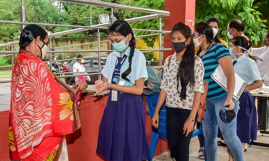 ಕಲಬುರ್ಗಿಯ ಸರಕಾರಿ ಪದವಿ ಪೂರ್ವ ಬಾಲಕಿಯ ಕಾಲೇಜಿನಲ್ಲಿ ಪಿಯು ಪರೀಕ್ಷೆ ಬರೆಯಲು ಬಂದ ವಿದ್ಯಾರ್ಥಿನಿಯರಿಗೆ ಸಿಬ್ಬಂದಿ ಸ್ಯಾನಿಟೈಜರ್ ನೀಡಿದರು