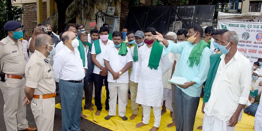 ಬೆಳಗಾವಿಯಲ್ಲಿ ನೆರೆ ಸಂತ್ರಸ್ತರಿಗೆ ಪರಿಹಾರ ನೀಡುವಂತೆ ಆಗ್ರಹಿಸಿ ರೈತ ಮುಖಂಡರು ಗುರುವಾರ ಜಿಲ್ಲಾಧಿಕಾರಿ ಡಾ.ಎಸ್.ಬಿ. ಬೊಮ್ಮನಹಳ್ಳಿ ಅವರಿಗೆ ಮನವಿ ಸಲ್ಲಿಸಿದರು