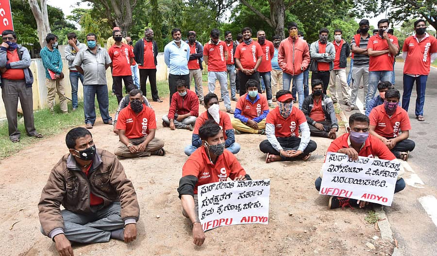 ಫುಡ್ ಡೆಲಿವರಿ ಪಾರ್ಟ್‌ನರ್ಸ್ ಯೂನಿಯನ್ ನೇತೃತ್ವದಲ್ಲಿ ಗುರುವಾರ ವಿವಿಧ ಬೇಡಿಕೆ ಈಡೇರಿಕೆಗೆ ಆಗ್ರಹಿಸಿ ಮೈಸೂರು ಜಿಲ್ಲಾಧಿಕಾರಿ ಕಚೇರಿ ಬಳಿ ಡೆಲಿವರಿ ಬಾಯ್‌ಗಳು ಪ್ರತಿಭಟಿಸಿದರು
