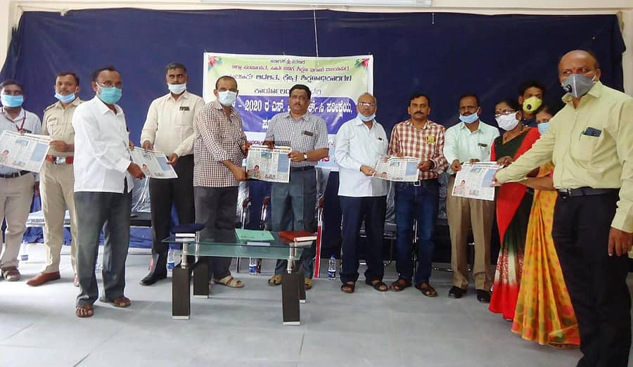 ಸಿಂದಗಿಯಲ್ಲಿ ಗುರುವಾರ ನಡೆದ ಎಸ್ಸೆಸ್ಸೆಲ್ಸಿ ಪರೀಕ್ಷೆ ಪೂರ್ವಭಾವಿ ಸಭೆಯಲ್ಲಿ ಪ್ರಜಾವಾಣಿ ಫೋನ್ ಇನ್ ಕಾರ್ಯಕ್ರಮದ ವಿಸ್ತೃತ ವರದಿ ಪ್ರಕಟಗೊಂಡ ಪ್ರತಿಗಳನ್ನು ಪರೀಕ್ಷಾ ಕೇಂದ್ರಗಳ ಮುಖ್ಯ ಅಧೀಕ್ಷಕರಿಗೆ ಡಿಡಿಪಿಐ ಸಿ.ಪ್ರಸನ್ನಕುಮಾರ ವಿತರಿಸಿದರು