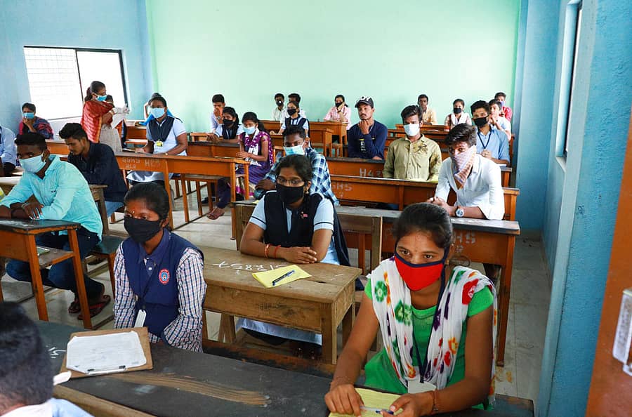 ರಾಯಚೂರಿನ ಸರ್ಕಾರಿ ಬಾಲಕಿಯರ ಪದವಿಪೂರ್ವ ಕಾಲೇಜಿನಲ್ಲಿ ದ್ವಿತೀಯ ಪಿಯು ವಿದ್ಯಾರ್ಥಿಗಳು ಅಂತರ ಪಾಲನೆಯೊಂದಿಗೆ ಗುರುವಾರ ಪರೀಕ್ಷೆ ಬರೆದರು