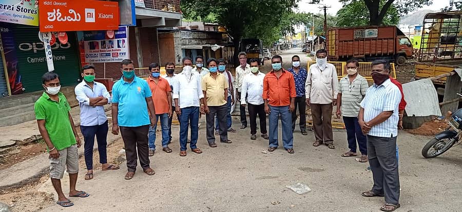 ಎಂ.ಜಿ. ರಸ್ತೆ ವರ್ತಕರು ಗುರುವಾರ ಪತ್ರಕರ್ತರ ಜೊತೆ ಮಾತನಾಡಿದರು