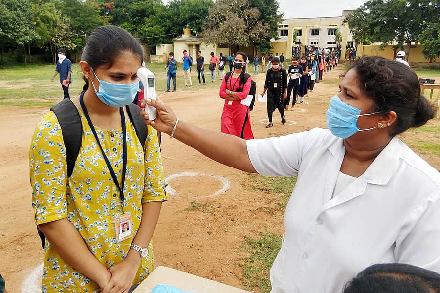 ಪಿಯುಸಿ ಇಂಗ್ಲಿಷ್ ಪರೀಕ್ಷೆಗೆ ಹಾಜರಾದ ಎಲ್ಲ ವಿದ್ಯಾರ್ಥಿಗಳ ಥರ್ಮಲ್ ಸ್ಕ್ರೀನಿಂಗ್ ನಡೆಸಲಾಯಿತು
