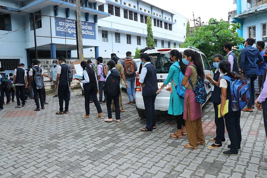ಕಸ್ತೂರಬಾ ಬಾಲಕಿಯರ ಕಾಲೇಜಿನಲ್ಲಿ ಪರೀಕ್ಷೆ ಬರೆಯಲು ಬಂದಿದ್ದ ವಿದ್ಯಾರ್ಥಿಗಳು ಅಂತರ ಕಾಪಾಡಿಕೊಂಡು ಪರೀಕ್ಷಾ ಕೇಂದ್ರದ ಒಳಗೆ ಹೋದರು.