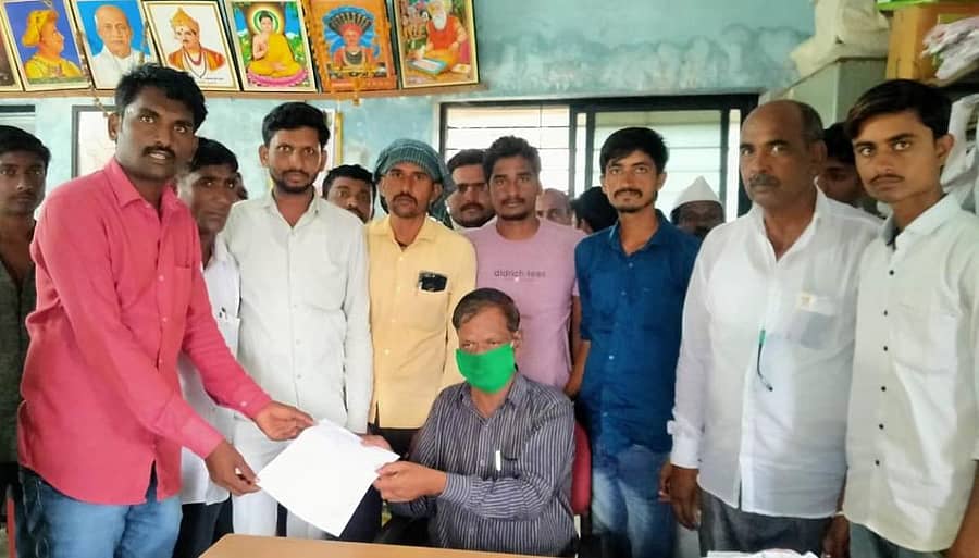 ಸಮರ್ಪಕ ಬಿತ್ತನೆ ಬೀಜ ವಿತರಿಸುವಂತೆ ಆಗ್ರಹಿಸಿ ರೈತರು ಗುರುವಾರ ತಹಶೀಲ್ದಾರ್ ಎಂ. ಚಂದ್ರಶೇಖರ ಅವರಿಗೆ ಮನವಿಪತ್ರ ಸಲ್ಲಿಸಿದರು