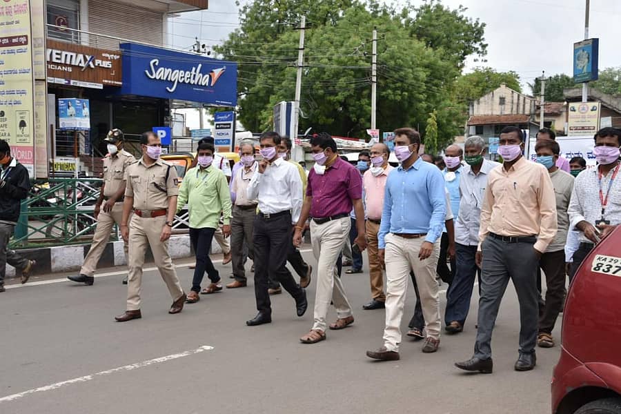 ವಿಜಯಪುರದದಲ್ಲಿ ಮಾಸ್ಕ್ ದಿನಾಚರಣೆ ಅಂಗವಾಗಿ ಗುರುವಾರ ನಡೆದ ಜಾಗೃತಿ ಜಾಥಾದಲ್ಲಿ ಜಿಲ್ಲಾಧಿಕಾರಿ ವೈ.ಎಸ್ ಪಾಟೀಲ, ಎಸ್ಪಿ ಅನುಪಮ್ ಅಗರವಾಲ್, ಜಿಲ್ಲಾ ಪಂಚಾಯ್ತಿ ಸಿಇಒ ಗೋವಿಂದ ರೆಡ್ಡಿ, ಮಹಾನಗರ ಪಾಲಿಕೆ ಆಯುಕ್ತ ಶ್ರೀಹರ್ಷ ಶೆಟ್ಟಿ ಪಾಲ್ಗೊಂಡಿದರು