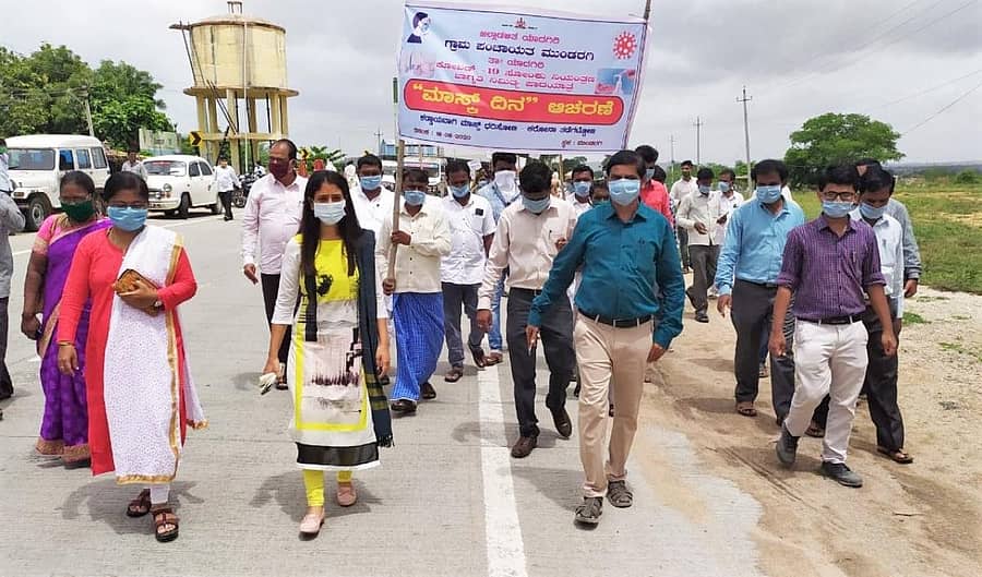 ಯಾದಗಿರಿ ತಾಲ್ಲೂಕಿನ ಮುಂಡರಗಿ ಗ್ರಾಮ ಪಂಚಾಯಿತಿಯಲ್ಲಿ ಮಾಸ್ಕ್ ದಿನಾಚರಣೆ ಅಂಗವಾಗಿ ಪಾದಯಾತ್ರೆ ನಡೆಯಿತು