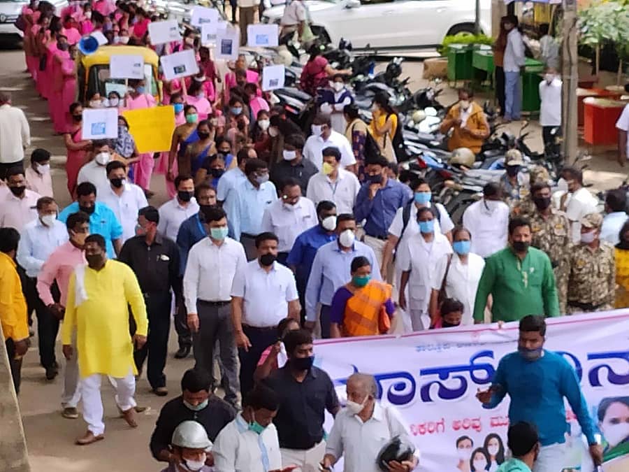 ಮಾಸ್ಕ್ ದಿನದ ಅಂಗವಾಗಿ ಯಲಹಂಕದಲ್ಲಿ ನಡೆದ ಜಾಗೃತಿ ಜಾಥಾದಲ್ಲಿ ಶಾಸಕ ಎಸ್. ಆರ್.ವಿಶ್ವನಾಥ್, ವಿವಿಧ ಇಲಾಖೆಗಳ ಅಧಿಕಾರಿಗಳು ಹಾಗೂ ಸಿಬ್ಬಂದಿ ಪಾಲ್ಗೊಂಡಿದ್ದರು