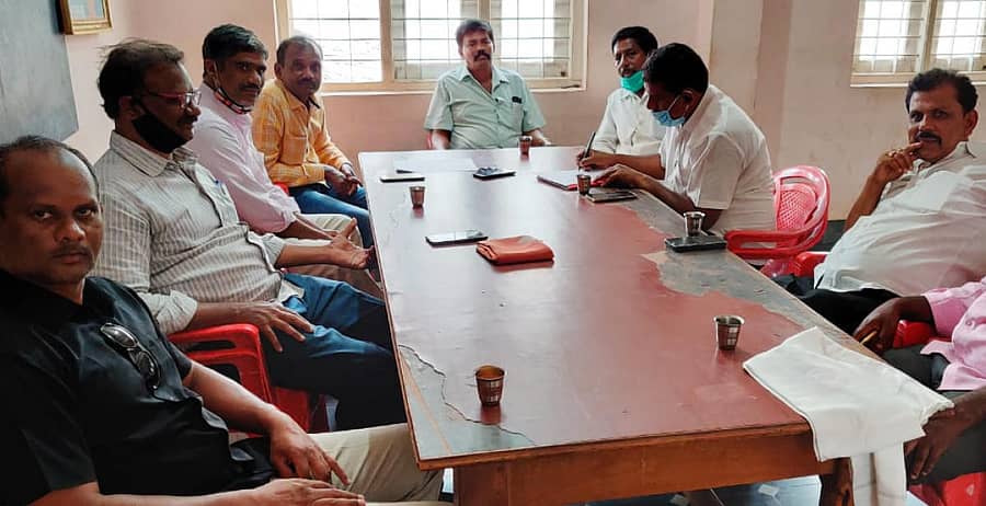 ನಗರದಲ್ಲಿ ಗುರವಾರ ನಡೆದ ಸಿಪಿಎಂ ಜಿಲ್ಲಾ ಸಮಿತಿ ಸಭೆಯಲ್ಲಿ ಭಾಗವಹಿಸಿದ ಸದಸ್ಯರು