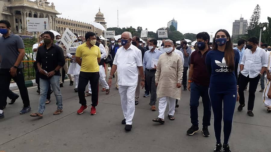 ವಿಧಾನಸೌಧದ ಎದುರು ಮಾಸ್ಕ್‌ ದಿನಕ್ಕೆ ಚಾಲನೆ ನೀಡಲಾಯಿತು. ಮುಖ್ಯಮಂತ್ರಿ ಬಿ.ಎಸ್‌ ಯಡಿಯೂರಪ್ಪ ಸೇರಿದಂತೆ ಸಚಿವರು, ನಟ ನಟಿಯರು ಭಾಗವಹಿಸಿದ್ದರು. (ಪ್ರಜಾವಾಣಿ ಚಿತ್ರ)