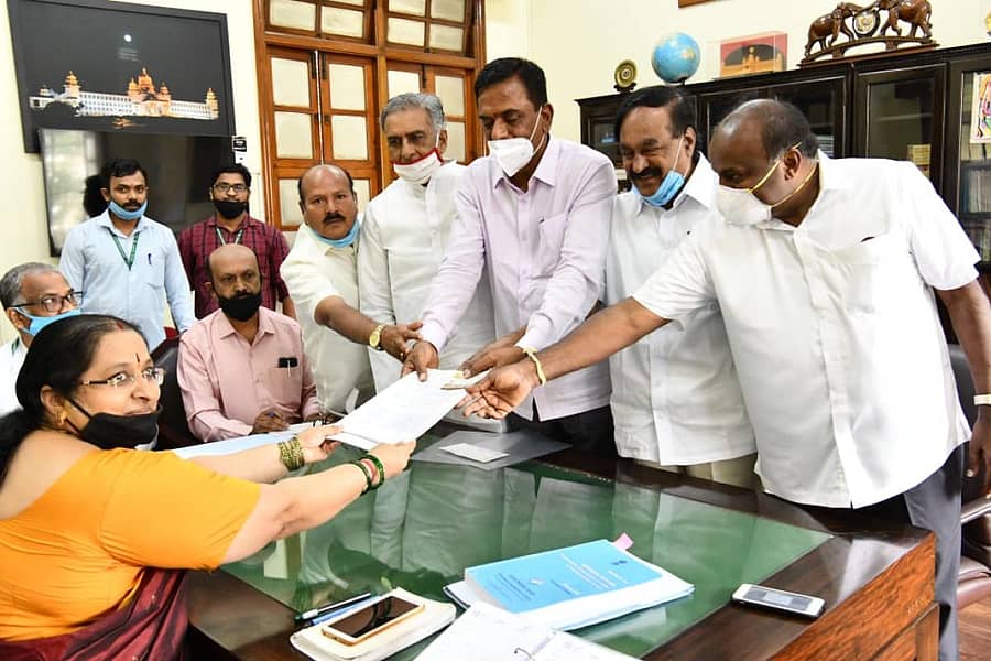 ವಿಧಾನ ಪರಿಷತ್ ಚುನಾವಣೆಗೆ ಜೆಡಿಎಸ್‌ ಅಭ್ಯರ್ಥಿ ಗೋವಿಂದರಾಜು ಅವರು ಗುರುವಾರ ತಮ್ಮ ನಾಮಪತ್ರವನ್ನು ವಿಧಾನಸಭೆಯ ಕಾರ್ಯದರ್ಶಿ ಎಂ.ಕೆ.ವಿಶಾಲಾಕ್ಷಿ ಅವರಿಗೆ ಸಲ್ಲಿಸಿದರು. ಪಕ್ಷದ ಮುಖಂಡರಾದ ಎಚ್‌.ಕೆ.ಕುಮಾರಸ್ವಾಮಿ, ಬಸವರಾಜ ಹೊರಟ್ಟಿ, ಶ್ರೀನಿವಾಸ ಗೌಡ, ಎಚ್‌.ಡಿ.ಕುಮಾರಸ್ವಾಮಿ ಇದ್ದರು.