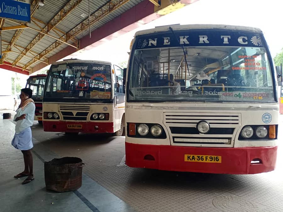 ರಾಯಚೂರಿನ ಕೇಂದ್ರ ಬಸ್‌ ನಿಲ್ದಾಣದಲ್ಲಿ ರಾಯಚೂರು– ಮಂತ್ರಾಲಯ ಫಲಕ ಹಾಕಿದ್ದ ಬಸ್‌ಗಳು ಪ್ರಯಾಣಿಕರಿಗಾಗಿ ಕಾಯುತ್ತಿರುವುದು ಶುಕ್ರವಾರ ಕಂಡುಬಂತು