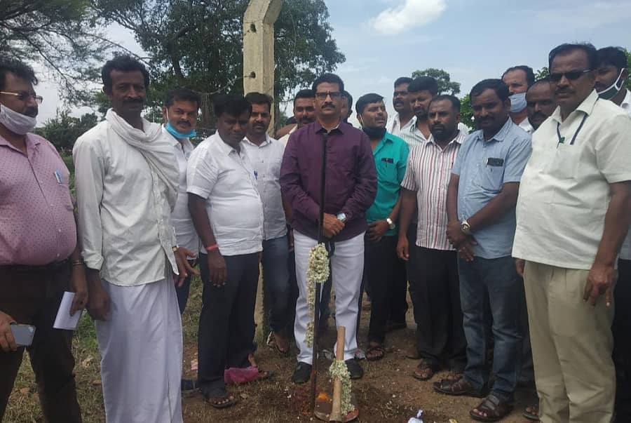 ನಾಗಮಂಗಲ ತಾಲ್ಲೂಕಿನ ಎಪಿಎಂಸಿಯ ರಕ್ಷಣಾ ಗೋಡೆ ನಿರ್ಮಾಣ ಕಾಮಗಾರಿಗೆ ಶಾಸಕ ಸುರೇಶ್ ಗೌಡ ಚಾಲನೆ ನೀಡಿದರು