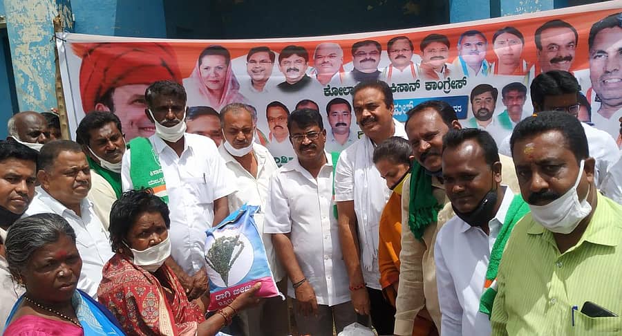 ರಾಹುಲ್ ಗಾಂಧಿ ಹುಟ್ಟು ಹಬ್ಬದ ಹಿನ್ನೆಲೆಯಲ್ಲಿ ಕಾಂಗ್ರೆಸ್ ಕಿಸಾನ್ ಖೇತ್ ಜಿಲ್ಲಾ ಘಟಕವು ಕೋಲಾರ ತಾಲ್ಲೂಕಿನ ಮೂರಂಡಹಳ್ಳಿಯಲ್ಲಿ ಶುಕ್ರವಾರ ಹಮ್ಮಿಕೊಂಡಿದ್ದ ಕಾರ್ಯಕ್ರಮದಲ್ಲಿ ರೈತರಿಗೆ ಬಿತ್ತನೆ ಬೀಜ ವಿತರಿಸಲಾಯಿತು.