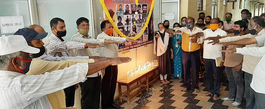 ದೇಶದ ಹುತಾತ್ಮ ಯೋಧರ ಸ್ಮರಣಾರ್ಥ ಮಾಜಿ ಯೋಧರ ಟ್ರಸ್ಟ್ ಕೋಲಾರದಲ್ಲಿ ಶುಕ್ರವಾರ ಹಮ್ಮಿಕೊಂಡಿದ್ದ ಶ್ರದ್ಧಾಂಜಲಿ ಸಭೆಯಲ್ಲಿ ಶಿಕ್ಷಣ ಇಲಾಖೆ ಅಧಿಕಾರಿಗಳು ಹಾಗೂ ಟ್ರಸ್ಟ್ ಸದಸ್ಯರು ಚೀನಾ ವಸ್ತುಗಳ ಬಳಕೆ ನಿಷೇಧಿಸುವ ಪ್ರತಿಜ್ಞೆ ಸ್ವೀಕರಿಸಿದರು.