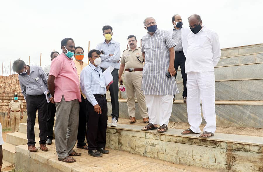 ಜಿಲ್ಲಾ ಉಸ್ತುವಾರಿ ಸಚಿವ ಎಸ್.ಸುರೇಶ್ಕುಮಾರ್ ಅವರು ಶಾಸಕ ಸಿ.ಪುಟ್ಟರಂಗಶೆಟ್ಟಿ ಹಾಗೂ ಅಧಿಕಾರಿಗಳೊಂದಿಗೆ ಡಾ.ಬಿ.ಆರ್.ಅಂಬೇಡ್ಕರ್ ಜಿಲ್ಲಾ ಕ್ರೀಡಾಂಗಣಕ್ಕೆ ಭೇಟಿ ನೀಡಿ ಪರಿಶೀಲನೆ ನಡೆಸಿದರು