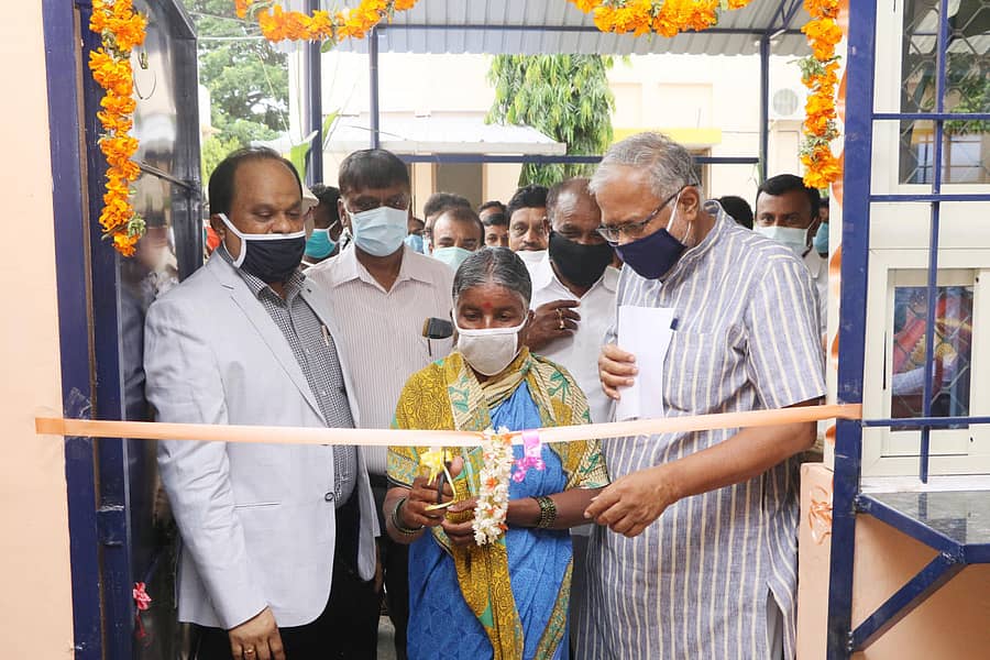 ಚಿಕಿತ್ಸೆಗಾಗಿ ಬಂದಿದ್ದ ಮಹಿಳೆಯೊಬ್ಬರು ಹೊಸ ಹೊರರೋಗಿ ವಿಭಾಗವನ್ನು ಉದ್ಘಾಟಿಸಿದರು. ಜಿಲ್ಲಾಧಿಕಾರಿ ಡಾ.ಎಂ.ಆರ್.ರವಿ ಮತ್ತು ಜಿಲ್ಲಾ ಉಸ್ತುವಾರಿ ಸಚಿವ ಎಸ್.ಸುರೇಶ್ಕುಮಾರ್ ಇದ್ದಾರೆ