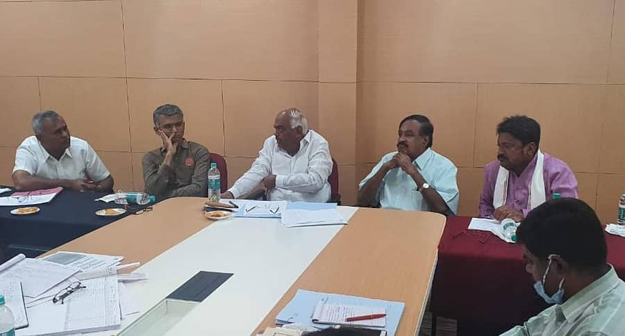 ಎತ್ತಿನಹೊಳೆ ಹಾಗೂ ಕೆ.ಸಿ ವ್ಯಾಲಿ ಯೋಜನೆ ಸಂಬಂಧ ಕೋಲಾರದಲ್ಲಿ ಶುಕ್ರವಾರ ಜಿಲ್ಲೆಯ ಶಾಸಕರ ಸಭೆ ನಡೆಯಿತು.