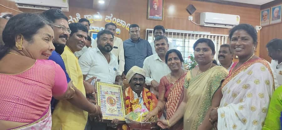 ಆನೇಕಲ್ ತಾಲ್ಲೂಕಿನ ಯಮರೆ ಗ್ರಾಮ ಪಂಚಾಯಿತಿ ಅವಧಿ ಪೂರ್ಣಗೊಂಡ ಹಿನ್ನೆಲೆಯಲ್ಲಿ ಪಿಡಿಒ ಜಯರಾಮ್ ಅವರನ್ನು ಸದಸ್ಯರು ಅಭಿನಂದಿಸಿದರು