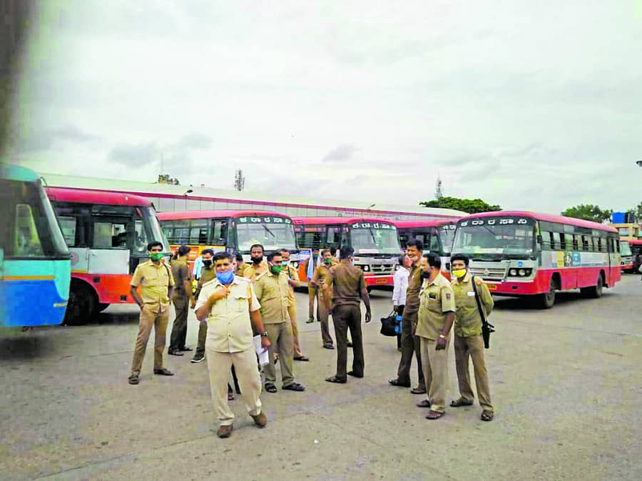 ಚಿಂತಾಮಣಿ ಘಟಕದಲ್ಲಿ ಸಂಚಾರಕ್ಕೆ ಸಿದ್ಧವಾಗಿರುವ ಬಸ್ಗಳು