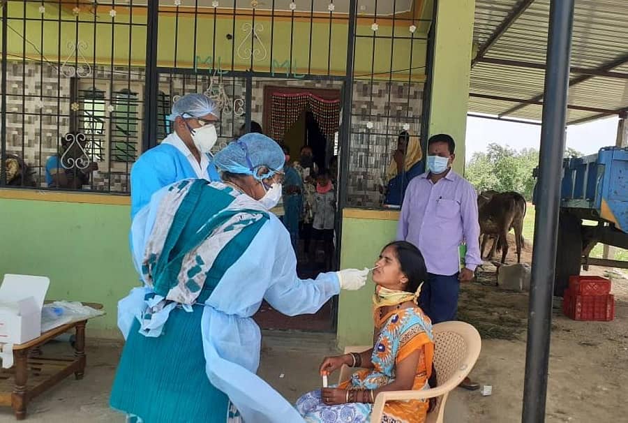 ಬಂಗಾರಪೇಟೆ ತಾಲ್ಲೂಕಿನ ಬನಹಳ್ಳಿಯಲ್ಲಿ ಶುಕ್ರವಾರ ಪತ್ತೆಯಾದ ಕೊರೊನಾ ಸೋಂಕಿತ ಮಹಿಳೆಯ ಸಂಪರ್ಕಕ್ಕೆ ಬಂದ ಕುಟುಂಬ ಸದಸ್ಯರ ಆರೋಗ್ಯ ತಪಾಸಣೆ ಮಾಡಲಾಯಿತು.