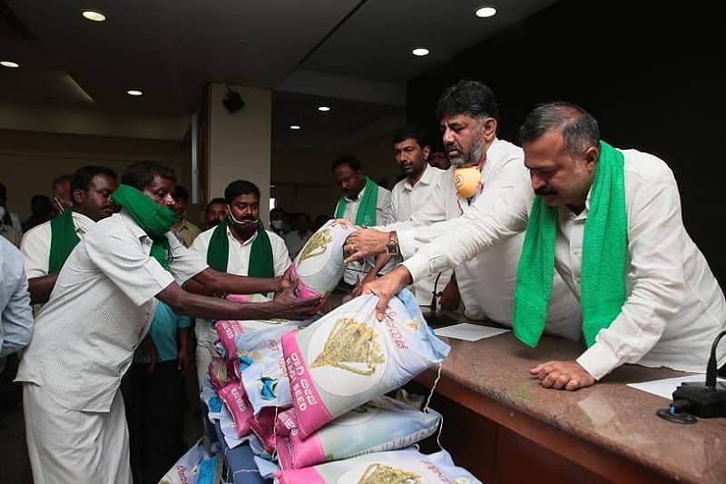 ರಾಹುಲ್ ಗಾಂಧಿ ಅವರ ಜನ್ಮದಿನದ ಅಂಗವಾಗಿ ಕೆಪಿಸಿಸಿ ಅಧ್ಯಕ್ಷ ಡಿ.ಕೆ. ಶಿವಕುಮಾರ್ ಅವರು ಕೆಪಿಸಿಸಿ ಕಚೇರಿಯಲ್ಲಿ ಶುಕ್ರವಾರ ರೈತರಿಗೆ ಉಚಿತ ಬಿತ್ತನೆ ಬೀಜ ವಿತರಿಸಿದರು.