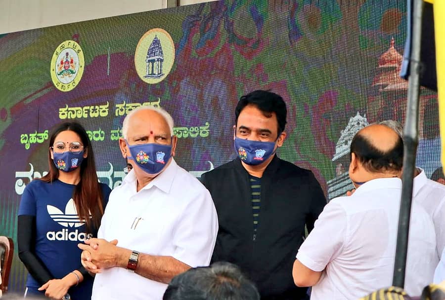 ಕೊರೊನಾ ವಿರುದ್ಧದ ಹೋರಾಟದಲ್ಲಿ ಮಾಸ್ಕ್‌ ಬಳಕೆಯ ಅನಿವಾರ್ಯತೆ ಕುರಿತು ಜಾಗೃತಿ ಮೂಡಿಸುವ ಸಲುವಾಗಿ ಕರ್ನಾಟಕದಾದ್ಯಂತ ಗುರುವಾರ ‘ಮಾಸ್ಕ್‌ ದಿವಸ’ ಆಚರಿಸಲಾಗಿದೆ. ಮುಖ್ಯಮಂತ್ರಿ ಬಿ.ಎಸ್‌.ಯಡಿಯೂರಪ್ಪ ಅವರು ಬೆಂಗಳೂರಿನ ವಿಧಾನಸೌಧ ಬಳಿಯ ಅಂಬೇಡ್ಕರ್‌ ಪ್ರತಿಮೆ ಎದುರು ಇದಕ್ಕೆ ಚಾಲನೆ ನೀಡಿದ್ದ ಸಂದರ್ಭದ ಚಿತ್ರ