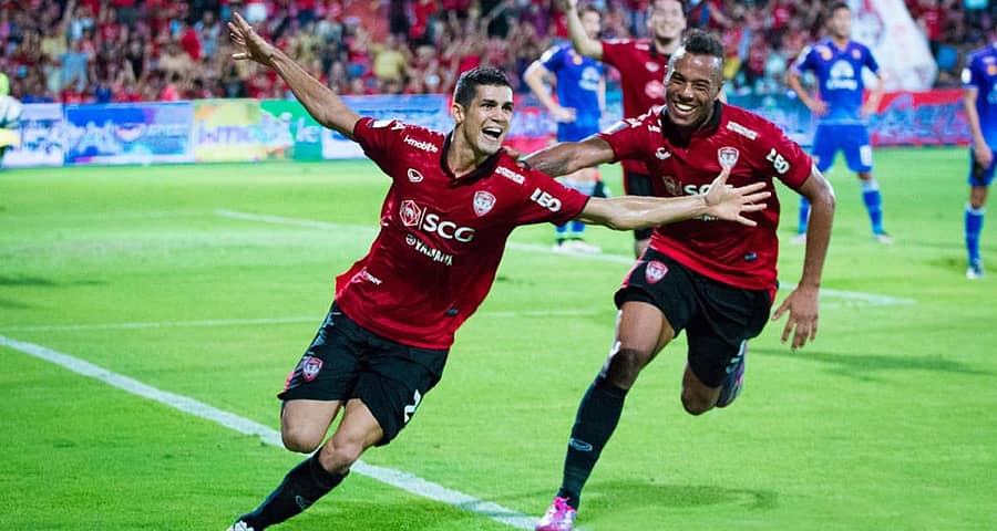 ಕ್ಲೀಟನ್‌ ಸಿಲ್ವಾ (ಎಡ) 