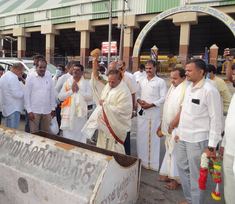 ಸಚಿವ ಕೆ.ಎಸ್‌.ಈಶ್ವರಪ್ಪ ಅವರು ಶನಿವಾರ ಮಹದೇಶ್ವರ ಬೆಟ್ಟದಲ್ಲಿ ಮಹದೇಶ್ವರ ಸ್ವಾಮಿ ದರ್ಶನ ಪಡೆದ ನಂತರ ಈಡುಗಾಯಿ ಒಡೆದರು