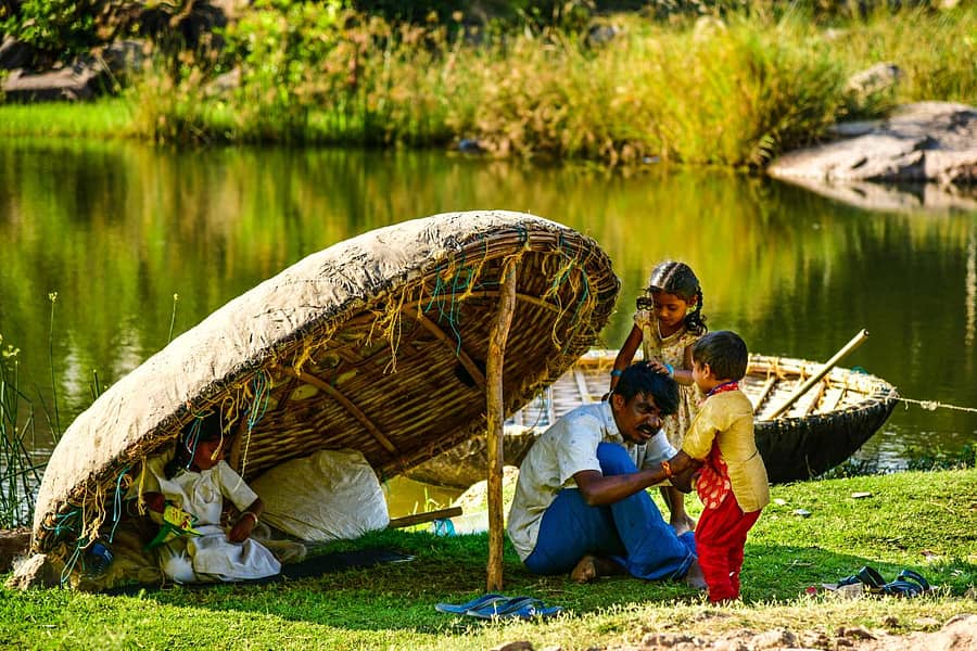 ತೆಪ್ಪದಿಂದಲೇ ನಿರ್ಮಿಸಲಾಗಿರುವ ತಾತ್ಕಾಲಿಕ ಮನೆಯಲ್ಲಿ ತನ್ನ ಮಕ್ಕಳೊಂದಿಗೆ ಆಟವಾಡುತ್ತಿದ್ದ ಮೀನುಗಾರರೊಬ್ಬರು 'ವಿಶ್ವ ಅಪ್ಪಂದಿರ ದಿನ'ದ ಮುನ್ನಾ ದಿನವಾದ ಶನಿವಾರ ಕೊಪ್ಪಳ ಜಿಲ್ಲೆಯ ಆನೆಗೊಂದಿ ಬಳಿ ತುಂಗಭದ್ರಾ ನದಿ ತಟದ ರಮ್ಯ ಪರಿಸರದಲ್ಲಿ ಕಂಡದ್ದು ಹೀಗೆ. ಬಡತನವಿದ್ದರೇನು? ಅಪ್ಪನ ಪ್ರೀತಿ, ಕಾಳಜಿಯಲ್ಲಿ ಯಾವುದೇ ಕೊರತೆಯಾಗುವುದಿಲ್ಲ ಎನ್ನುವುದನ್ನು ಮಾರ್ಮಿಕವಾಗಿ ಹೇಳುವಂತಿದೆ ಈ ದೃಶ್ಯ.