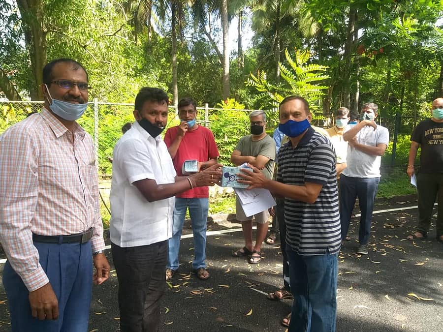 ಆವಲಹಳ್ಳಿ ರಾಯಲ್ ಪಾರ್ಕ್‌ನ ಮನೆಗಳಿಗೆ ಕಾವೇರಿ ನೀರಿನ ಸಂಪರ್ಕ ಕಲ್ಪಿಸಲು ನಿವಾಸಿಗಳಿಗೆ ನೀರಿನ ಮೀಟರ್‌ಗಳನ್ನು ಬಿಬಿಎಂಪಿ ಸದಸ್ಯ ಕೆ.ಸೋಮಶೇಖರ್ ವಿತರಿಸಿದರು