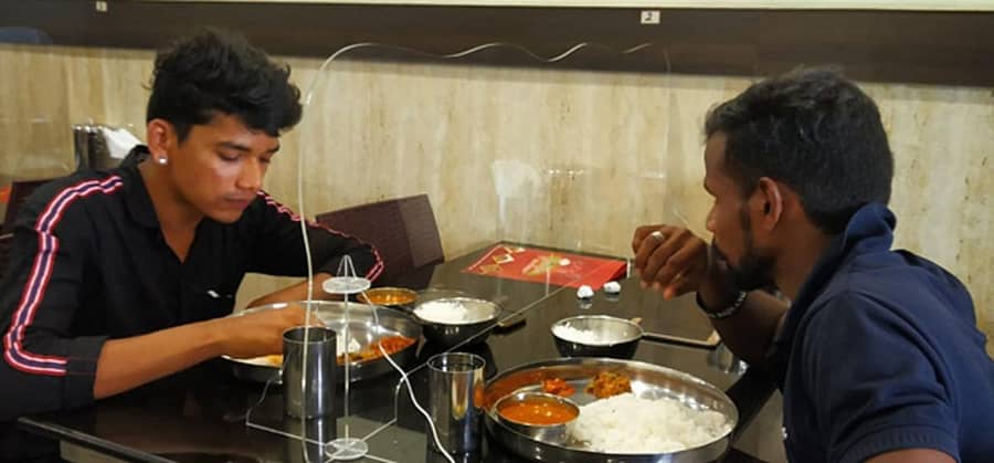 ಕೂಳೂರಿನ ಹೋಟೆಲ್ ಗಡಿಯಾರದಲ್ಲಿ ಟೇಬಲ್ ಮಧ್ಯೆ ಫೈಬರ್ ಗ್ಲಾಸ್ ಅಳವಡಿಸಲಾಗಿದೆ.