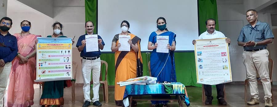 ಮಂಗಳೂರಿನ ಕಪಿತಾನಿಯೋ ಪ್ರೌಢಶಾಲೆಯಲ್ಲಿ ಶನಿವಾರ ನಡೆದ ಎಸ್ಸೆಸ್ಸೆಲ್ಸಿ ಪರೀಕ್ಷೆ ಪೂರ್ವ ಸಿದ್ಧತೆ ಸಭೆಯಲ್ಲಿ ಜಿಲ್ಲಾಧಿಕಾರಿ ಸಿಂಧೂ ಬಿ.ರೂಪೇಶ್ ಕರಪತ್ರಗಳನ್ನು ಬಿಡುಗಡೆಗೊಳಿಸಿದರು