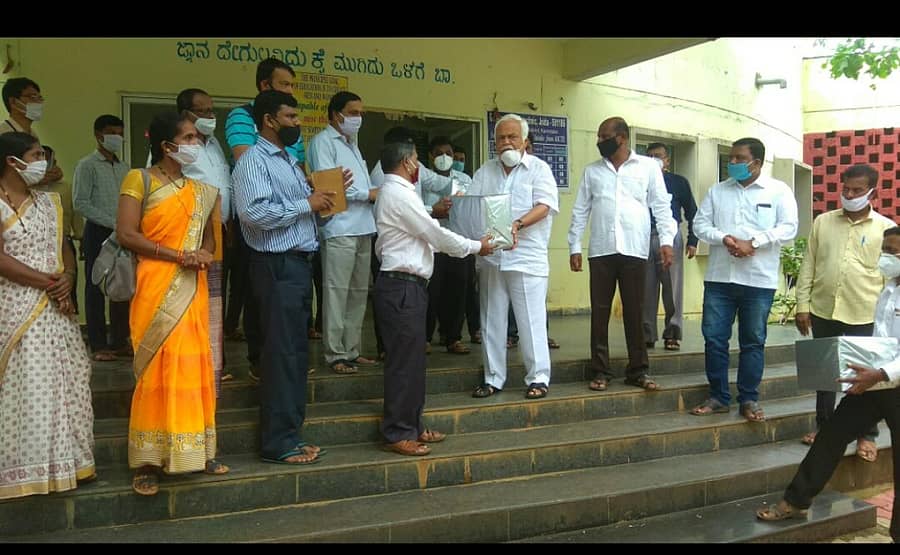 ಜೊಯಿಡಾದಲ್ಲಿ ಎಸ್ಸೆಸ್ಸೆಲ್ಸಿ ವಿದ್ಯಾರ್ಥಿಗಳಿಗೆ ಮುಖಗವಸುಗಳನ್ನು ಶಾಸಕ ಆರ್.ವಿ.ದೇಶಪಾಂಡೆ ಕ್ಷೇತ್ರ ಶಿಕ್ಷಣಾಧಿಕಾರಿ ಪ್ರಕಾಶ ಹಿರೇಮಠ ಮೂಲಕ ಶನಿವಾರ ವಿತರಿಸಿದರು