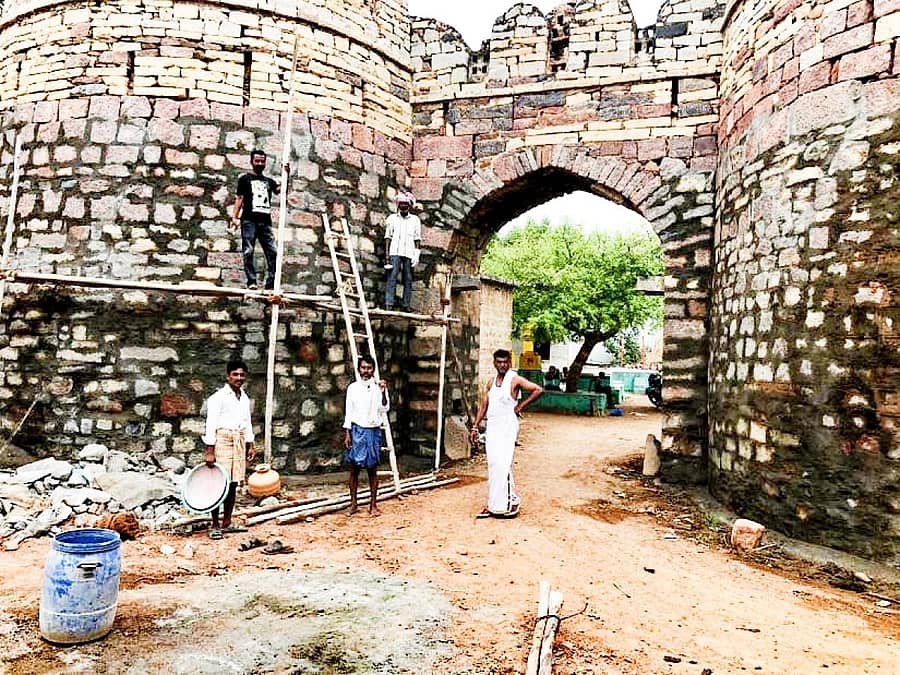 ಸುರಪುರ ತಾಲ್ಲೂಕಿನ ವಾಗಣಗೇರಿ ಹತ್ತಿರದ ಐತಿಹಾಸಿಕ ಪಡುಕೋಟೆಯ ದುರಸ್ತಿ ಕಾರ್ಯ ನಡೆದಿರುವುದು