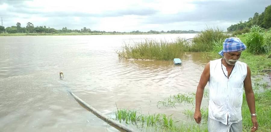 ಜಮಖಂಡಿ ತಾಲ್ಲೂಕಿನ ಮುತ್ತೂರು ಗ್ರಾಮದ ಗಡ್ಡಿಯ ಹತ್ತಿರ ಕೃಷ್ಣಾ ನದಿ ಮೈದುಂಬಿ ಹರಿಯುತ್ತಿದೆ