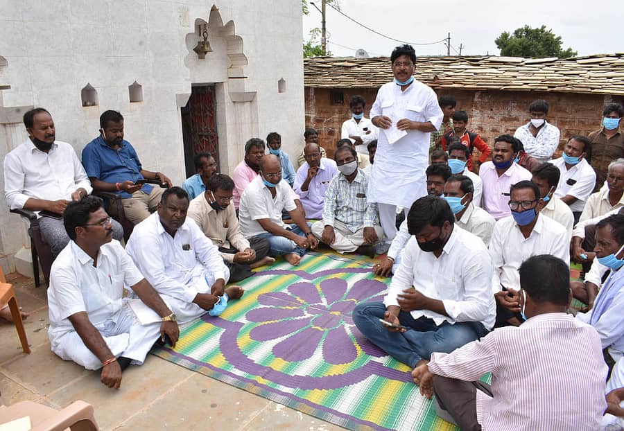 ಚಿಂಚೋಳಿ ತಾಲ್ಲೂಕು ಶೇರಿಭೀಕನಳ್ಳಿ ತಾಂಡಾದಲ್ಲಿ ಶನಿವಾರ ನಡೆದ ಸಭೆಯಲ್ಲಿ ಕಾಂಗ್ರೆಸ್ನ ಜಿಲ್ಲಾ ವಕ್ತಾರ ಸುಭಾಷ್ ರಾಠೋಡ್ ಮಾತನಾಡಿದರು