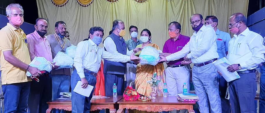 ಕೋಲಾರದಲ್ಲಿ ಶನಿವಾರ ನಡೆದ ಎಸ್ಸೆಸ್ಸೆಲ್ಸಿ ಪರೀಕ್ಷಾ ಕೇಂದ್ರಗಳ ಮುಖ್ಯ ಅಧೀಕ್ಷಕರ ಸಭೆಯಲ್ಲಿ ರೋಟರಿ ಕೋಲಾರ ಮತ್ತು ರೋಟರಿ ಸೆಂಟ್ರಲ್ ಸಂಸ್ಥೆ ವತಿಯಿಂದ ವಿದ್ಯಾರ್ಥಿಗಳಿಗೆ ನೀಡಲಾದ ಮಾಸ್ಕ್‌ಗಳನ್ನು ಜಿಲ್ಲಾಧಿಕಾರಿ ಸಿ.ಸತ್ಯಭಾಮ ಶಿಕ್ಷಣ ಇಲಾಖೆ ಅಧಿಕಾರಿಗಳಿಗೆ ವಿತರಿಸಿದರು.