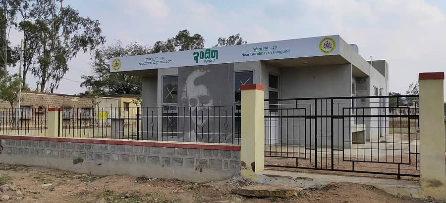 ಹುನಗುಂದ ಪಟ್ಟಣದ ಗುರುಭವನದ ಪಕ್ಕದಲ್ಲಿ ನಿರ್ಮಿಸಲಾದ ಇಂದಿರಾ ಕ್ಯಾಂಟಿನ್ ಕಟ್ಟಡ