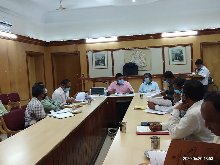 ರಾಯಚೂರು ಜಿಲ್ಲಾಧಿಕಾರಿ ಆರ್.ವೆಂಕಟೇಶಕುಮಾರ್ ಅವರು ವಿವಿಧ ಯೋಜನೆಗಳಿಗಾಗಿ ಭೂಸ್ವಾಧೀನ ಪಡಿಸಿಕೊಳ್ಳುವ ಕುರಿತು ಜಿಲ್ಲಾಧಿಕಾರಿ ಕಚೇರಿಯಲ್ಲಿ ಶನಿವಾರ ಅಧಿಕಾರಿಗಳ ಸಭೆ ನಡೆಸಿದರು