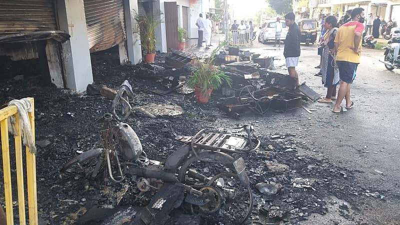 ಕುವೆಂಪುನಗರದಲ್ಲಿರುವ ಮೆಗಾ ಮೆಡಿಕಲ್ಸ್ ಬಹುಮಹಡಿ ಕಟ್ಟಡದಲ್ಲಿ ಶನಿವಾರ ನಸುಕಿನಲ್ಲಿ ಅಗ್ನಿ ಅನಾಹುತ ಸಂಭವಿಸಿದೆ.