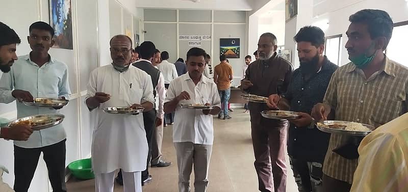 ಸೂರ್ಯಗ್ರಹಣ ಹಿನ್ನೆಲೆಯಲ್ಲಿ ಇಲ್ಲಿನ ಮಾನವ ಬಂಧುತ್ವ ವೇದಿಕೆಯವರು ಬಾಡೂಟ ಸೇವನೆ ಮಾಡಿದರು.